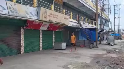 জলপাইগুড়ি: ডেঙ্গুয়াঝাড় বাজার বন্ধ থাকলেও শ্রমিক নির্ভর ডেঙ্গুয়াঝাড় চা বাগানে বন্ধের প্রভাব পড়ল না