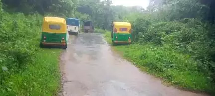 সাব্রুম: বনকুল থেকে শিলাছড়ি যাওয়ার রাস্তায় বিভিন্ন জায়গায় বড় বড় গাছ ও মাটি ধসে রাস্তা বন্ধ #jansamasya