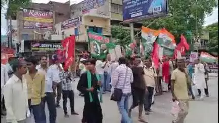 बिहार: महागठबंधन ने बिहार बंद को सफल बनाने के लिए बिहारशरीफ अस्पताल चौराहा किया जाम