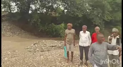મોડાસા: જીતપુર નજીક નદીમાં રેલવે લાઇન દ્વારા ખોદકામ કરવાથી રસ્તો બંધ થતાં ખેડૂતોને હાલાકી #Jansamasya