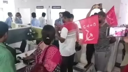 ইংরেজবাজার: প্রশাসনিক ভবন চত্বরে অবস্থিত আধার সেবা কেন্দ্র বন্ধ করে দিল বন সমর্থনকারীরা,হয়রানির শিকার গ্রাহকেরা