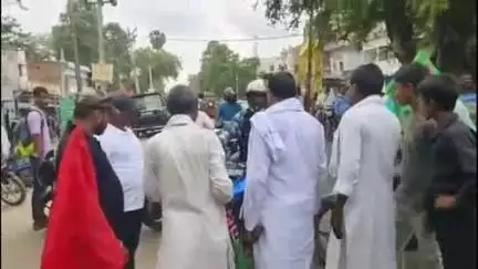 परवलपुर में इंडिया गठबंधन का सड़क जाम, ट्रेड यूनियन की हड़ताल का समर्थन और वोटर लिस्ट पुनर्निरीक्षण का विरोध