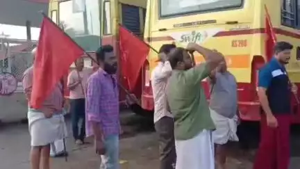 തൃശൂർ: ദേശീയ പണിമുടക്ക്; തൃശ്ശൂർ കെഎസ്ആർടിസി ഡിപ്പോയിൽ നിന്നും  ഓടാൻ ശ്രമിച്ച ബസ് പ്രതീകാത്മകമായി സമരാനുകൂലികൾ തടഞ്ഞു