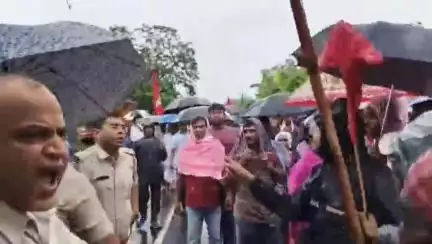 দাসপুর ১: দাসপুর এলাকায় ধর্মঘট কারীদের সাথে পুলিশের বচসা