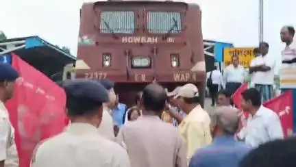 লালগোলা: ভারত বন্‌ধে লালগোলা স্টেশনে বামপন্থীদের বিক্ষোভ, ধনধান্য এক্সপ্রেসের সামনে অবস্থান
