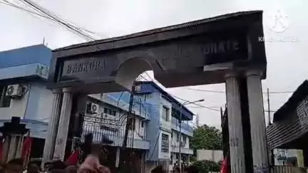 বাঁকুড়া ১: ধর্মঘটকে কেন্দ্র করে বাঁকুড়া জেলাশাসকের কার্যালয়ের মুল গেটের কাছে বাম ট্রেড ইউনিয়ন ও তৃনমূল কংগ্রেসের বচসা