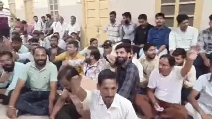 लाडपुरा: MBS में ठप पड़ी सेवाएं, 400 से अधिक संविदा कर्मचारी हड़ताल पर, सभी ने कहा- अब वादा नहीं, वेतन चाहिए