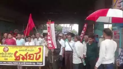 পাঁশকুড়া: কেন্দ্রীয় ট্রেড ইউনিয়ন ও ফেডারেশনগুলি ডাকে দেশব্যাপী সাধারণ ধর্মঘটের সমর্থনে পাঁশকুড়া মেছোগ্রামে অবরোধ বিক্ষোভ