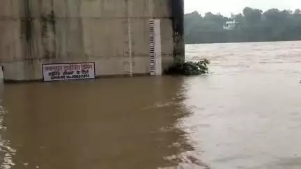 जबलपुर: लगातार बारिश से नर्मदा नदी खतरे के निशान से ऊपर, तिलवारा पुल से 15 फुट ऊपर पहुंचा पानी