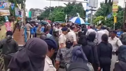 মেদিনীপুর: মেদিনীপুর কলেজে পোস্টার লাগিয়ে দরজা বন্ধ করেছিল আন্দোলনকারীরা! পুলিশ খুলতেই উত্তেজনা