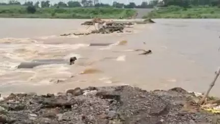 কাঁকসা: বৃষ্টির জেরে অজয় নদের জলের তোড়ে পুরোপুরি ভাবে ভেসে গেলো শিবপুর থেকে বীরভূম যাওয়ার অস্থায়ী সেতু,সমস্যায় দুই জেলার মানুষ