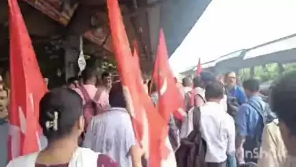 চুঁচুড়া-মগরা: হুগলি স্টেশনে রেল অবরোধ অবরোধ তুলে দিলে পুলিশ