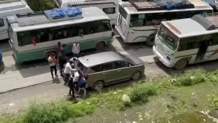 जोशियाड़ा: लक्षेश्वर के पास गंगोत्री हाईवे पर वाहनों का लंबा जाम लगा हुआ