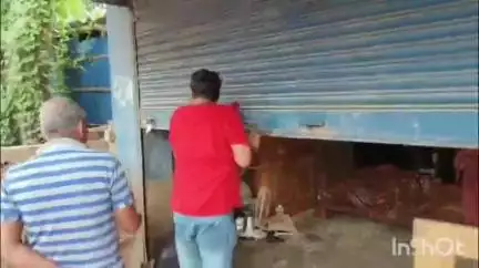 মানিকচক: দোকানপাট যানবাহন চলাচল বন্ধ করতে মথুরাপুরে জোড় তৎপরতা বামফ্রন্ট নেতা কর্মীদের