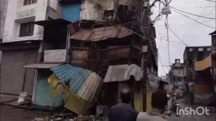 कटनी नगर: विश्वकर्मा पार्क में जर्जर भवन गिरा, कई दुकानें चल रहीं थीं, नगर निगम का ध्यान नहीं