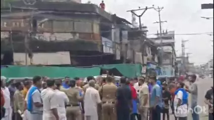 ഏറനാട്: വാഹനങ്ങൾ തടഞ്ഞ് പ്രതിഷേധക്കാർ, മഞ്ചേരിയിൽ പോലീസും സമരക്കാരും തമ്മിൽ സംഘർഷം