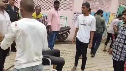 कोरांव: खजुरी कला में बाइक की टक्कर से ई-रिक्शा पर बैठकर ड्यूटी जा रहा स्वास्थ्य कर्मी सड़क पर गिरकर घायल, किया गया रेफर