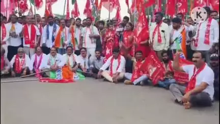 మంచిర్యాల: బిజెపి ప్రభుత్వం కార్మికులపైఅనుసరిస్తున్న తీరును నిరసిస్తూ శ్రీరాంపూర్ రహదారిపై రాస్తారోకో చేపట్టినకార్మిక జేఏసీ నాయకులు