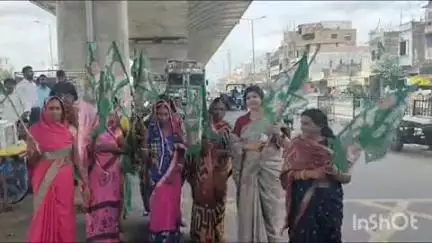 गोपालगंज: शहर के जादोपुर मोड़ पर राजद नेताओं ने किया हाइवे जाम, महिला नेत्री ने भी लिया भाग, दुकानें रहीं बंद