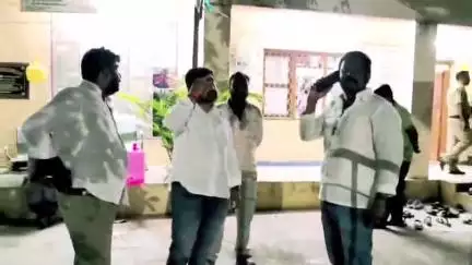 పలమనేరు: పట్టణంలో మాజీ సీఎం జగన్ పర్యటనకు జన సమీకరణ చేస్తున్నారని వైసీపీ నాయకులను అదుపులోకి తీసుకున్న పోలీసులు