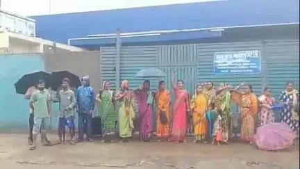 आदित्यपुर गम्हरिया: सागर रत्ना प्रोडक्ट्स के बाहर रैयतदारों का प्रदर्शन जारी, कहा- जान दे देंगे पर जमीन नहीं