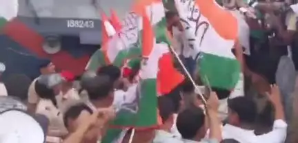 पटना ग्रामीण: सचिवालय हाल्ट पर सांसद पप्पू यादव ने रोकी ट्रेन, इंजन पर चढ़ समर्थकों ने पूछा- क्या हम पाकिस्तानी हैं?