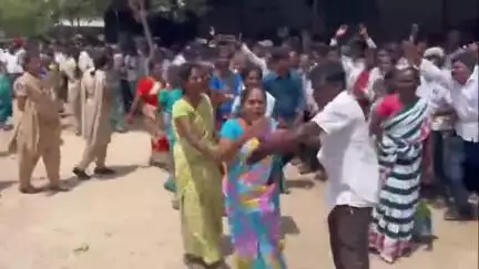 పోలీసుల ఆంక్షలు మధ్య జగన్ను చూడ్డానికి మార్కెట్లోకి వెళ్లిన మహిళలు సంతోషంతో డ్యాన్సులు