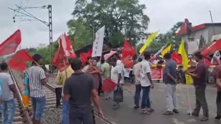 ভগবানগোলা ১: ভগবানগোলার বর্ষাতিগোলায় রেলগেট অবরোধ, EMU ট্রেন দাঁড়িয়ে ১৫ মিনিটেরও বেশি, পুলিশের হস্তক্ষেপে পরিস্থিতি নিয়ন্ত্রণে