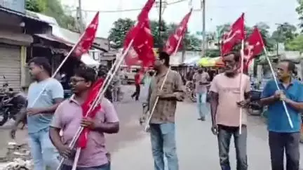 নওদা: ধর্মঘটে নওদা ব্লকে দোকান বন্ধ ও যানবাহন চলাচল বন্ধ রাখার নির্দেশ দেন সিপিআইএম নেতারা