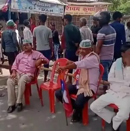 सरायरंजन: महागठबंधन कार्यकर्ताओं ने चकलाल शाही एनएच 322 जाम किया, यातायात प्रभावित