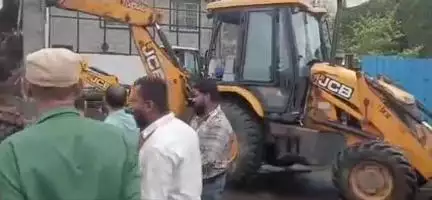 जबलपुर: चंडालभाटा: अघोरी बाबा मंदिर परिसर सुरक्षित, प्रशासन ने टकराव भांपकर बदला फैसला, अन्य अतिक्रमणों पर चला बुलडोजर