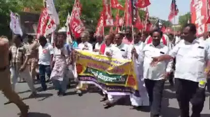 புதுக்கோட்டை: தொழிற்சங்கங்களின் கூட்டமைப்பு சார்பாக பேரணி மற்றும் மறியல் போராட்டம் தலைமை தபால் வாசலில் நடைபெற்றது