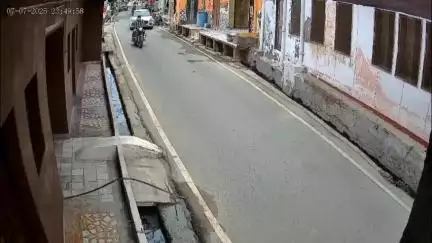 महावन: फरह क्षेत्र में कार सवारों ने दिनदहाड़े बुलेट बाइक की चोरी की, पुलिस के डर से बाइक दीनदयाल धाम पर छोड़ी