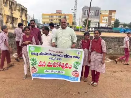 నిర్మల్: పర్యావరణ పరిరక్షణ అందరి బాధ్యత: జిల్లా యోజన క్రీడల శాఖ అధికారి శ్రీకాంత్ రెడ్డి