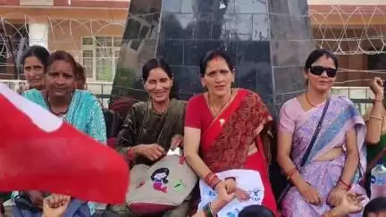 पौड़ी: कलेक्ट्रेट के समीप भजन माताओं ने सरकार की श्रमिक विरोधी नीतियों के खिलाफ किया सांकेतिक धरना प्रदर्शन