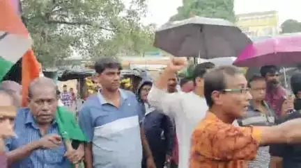 ফরিদপুর দুর্গাপুর: দুর্গাপুর বাসস্ট্যান্ডে বনধ সমর্থনকারীরা মিছিল করে বাস বন্ধ করতে গেলে তৃণমূল বাধা দেয়, পুলিশ এসে পরিস্থিতি সামাল দেয়