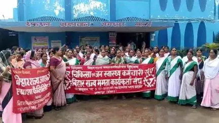 अमरपुर: ट्रेड यूनियन के आह्वान पर आशा कार्यकर्ताओं का अस्पताल परिसर में प्रदर्शन, सरकार विरोधी नारे लगाए