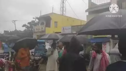 আড়শা: বৃষ্টিকে উপেক্ষা করেই বন্ধের সমর্থনে আরসা বাজারে রাস্তায় সিপিআইএম নেতৃত্ব
