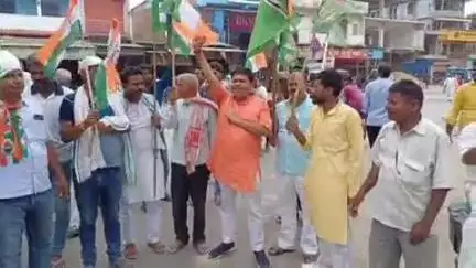 छपरा: बिहार बंद को लेकर महागठबंधन के कार्यकर्ताओं ने जिले के चौराहों पर किया प्रदर्शन, आवागमन ठप्प