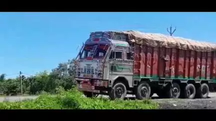শদিয়া: শদিয়া ভূপেন হাজৰিকাৰ হেতুৰ সমীপত স্থানীয় ৰাইজ দ্বাৰা UP 15DT7999 নম্বৰৰ  কাঠভৰ্তি ট্ৰাক জব্দ কৰি আৰক্ষীক চমজাই দিয়ে