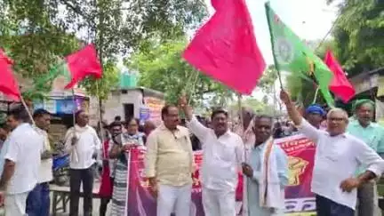दुल्हिन बाज़ार: दुल्हिन बाजार में राजद गठबंधन के कार्यकर्ताओं ने शान्ति पूर्ण रोड जाम किया