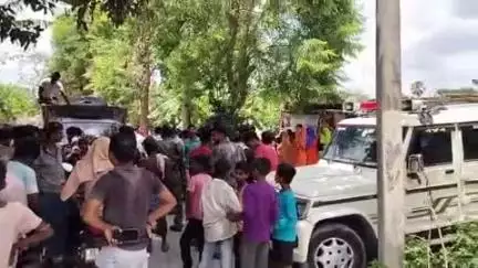 महुआ: महुआ थाना क्षेत्र के मिर्जानगर में दो पक्षों में मारपीट, सूचना पर पहुंची महुआ पुलिस