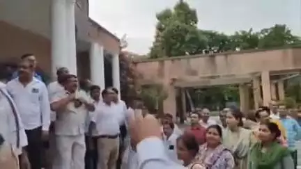 बलरामपुर: उ०प्र० प्राथमिक शिक्षक संघ ने BSA कार्यालय पर किया प्रदर्शन, कलेक्ट्रेट में मुख्यमंत्री को 10 सूत्रीय ज्ञापन सौंपा