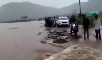 पनागर: उफनती नदी से बाइक पार करते युवक की बची जान, वीडियो वायरल, ऐसा जोखिम न लें