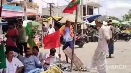 मोहिउद्दीननगर: मतदाता सूची पुनरीक्षण के विरोध में महागठबंधन कार्यकर्ताओं ने बिहार बंद के दौरान मदुदाबाद में किया रोड जाम