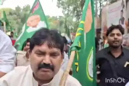 गोपालगंज: गोपालगंज में राजद कार्यकर्ताओं ने दुकानों को कराया बंद, सरकार के खिलाफ की नारेबाजी