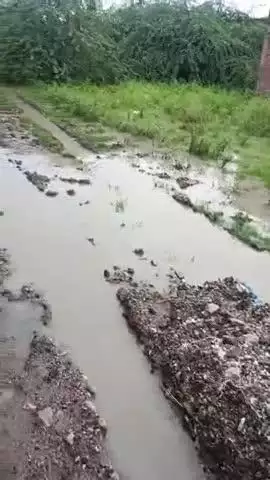 Nai basti rageda main log road na hone ke Karan nikalne mein bahut pareshan Hain SDM ko application dene ke bad bhi Koi