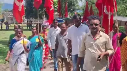 কদম: আনন্দ চাহ বাগিছাত অখিল ভাৰতীয় চাহ মজদুৰ সংঘৰ উদ্যোগত প্ৰতিবাদী ৰেলী, প্ৰায় এহাজাৰ শ্ৰমিকৰ অংশগ্ৰহণ