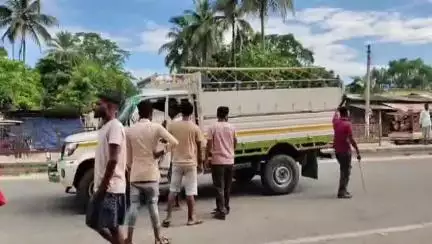 দলগাঁও ভাগ: দলগাঁৱত ভাৰত বন্ধৰ প্ৰভাৱ, বন্ধ সমৰ্থনকাৰীয়ে আবদ্ধ কৰিলে ট্ৰাকৰ লগতে ই-ৰিক্সা