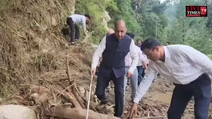 मंडी: 5 किलोमीटर पैदल चलकर आपदा प्रभावित गांव देजी पहुंचे जयराम